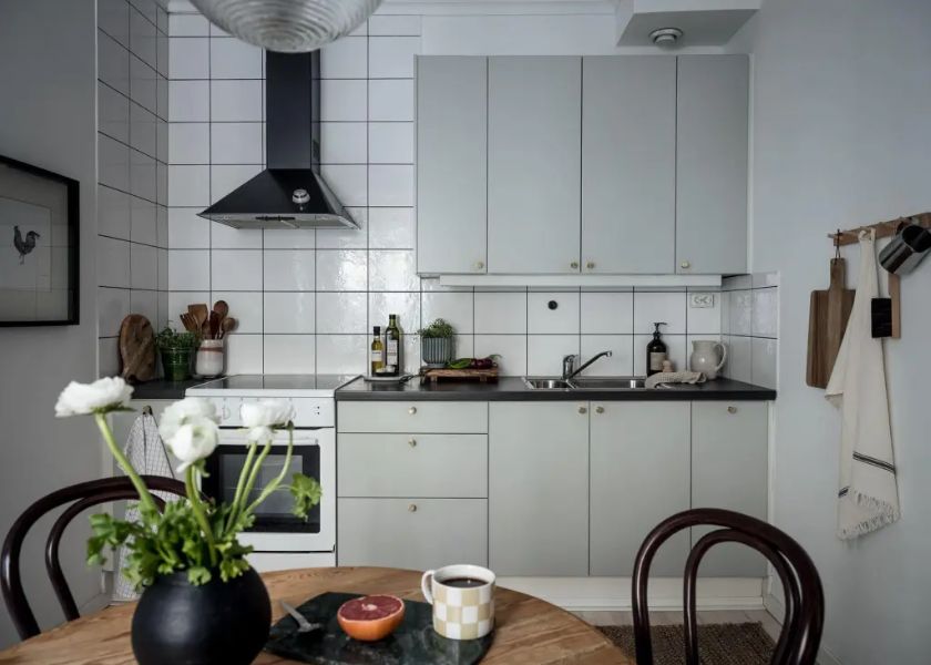 Warna Gelap sebagai Aksen di Kitchen Set